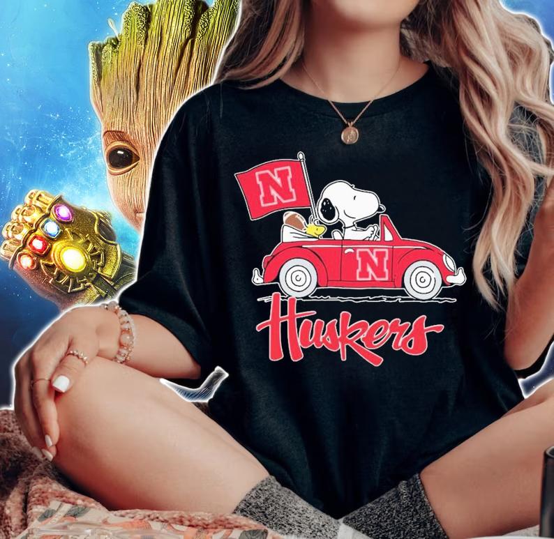 Huskers Snoopy And Woodstock Driving Car Nebraska Cornhuskers Flag t-shirt woman shirt